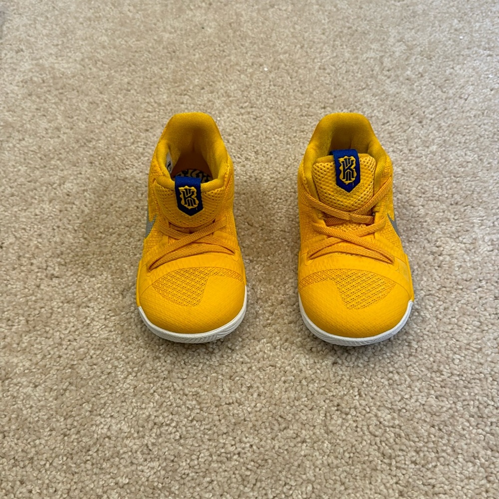 Kids Nike Kyrie Irving, never worn! Size 7C
